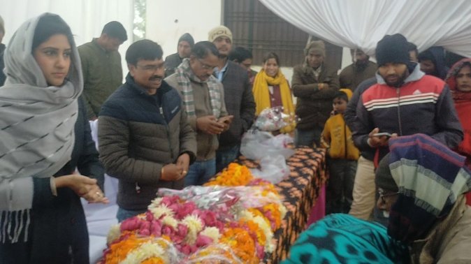 Raibareli-विधायक अदिति सिंह व प्रधान राजीव ने गरीबों में वितरित किया कंबल