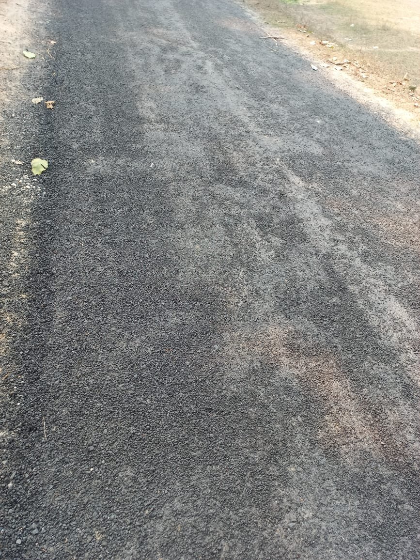 रायबरेली-बनते ही उखड़ कर किनारे लग गईं बेनीमाधवगंज से तेजगांव संपर्क मार्ग की गिट्टियां*