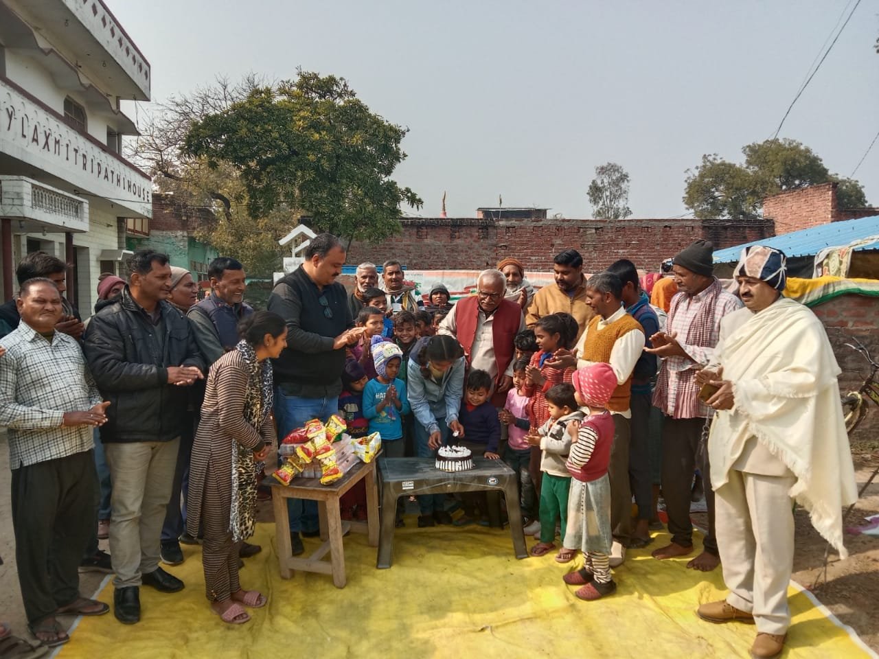 Raibareli-प्रियंका गांधी के जन्म दिवस पे वितरित किये गए कंबल