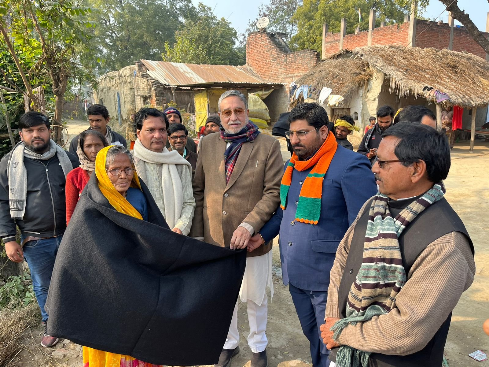 Raibareli-चेयरमैन प्रतिनिधि प्रभात साहू ने वितरित किए कंबल