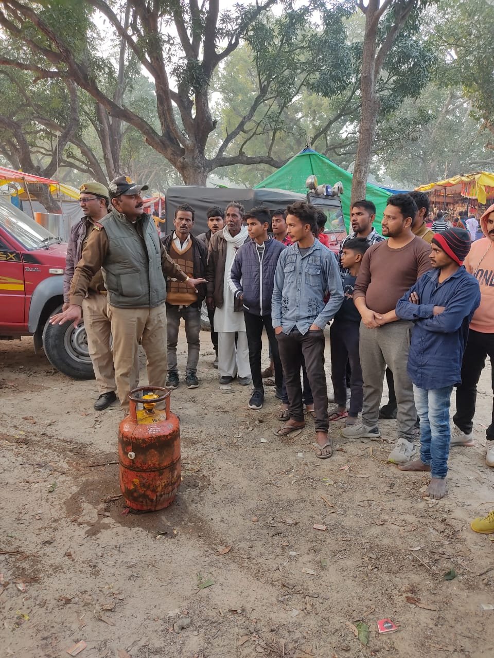 Raibareli-एलपीजी सिलेंडर से लगने वाले आग से बचाव का प्रशिक्षण देते अग्निशमन प्रभारी।