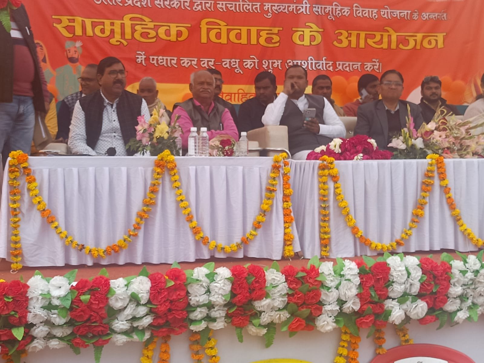 Raibareli-मिनी स्टेडियम सलोन में मुख्यमंत्री सामूहिक विवाह योजना से 176 जोड़ों की शादी कराई गई।