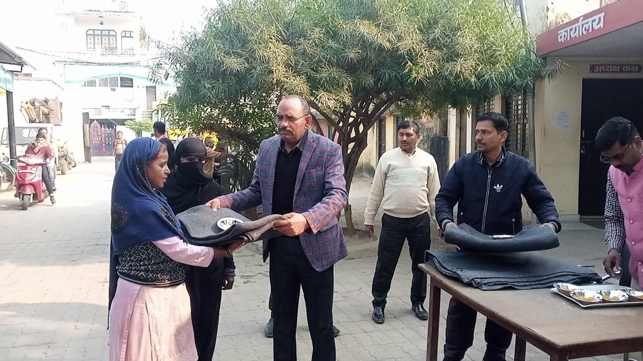 Raibareli-अधिशासी अधिकारी ने नगर पंचायत परिसर में गरीबों को कंबल वितरित किया।