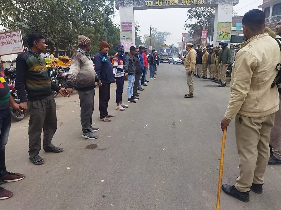 Raibareli-जगतपुर चौराहे पर लोगों को सड़क सुरक्षा शपथ दिलाई गई  * 