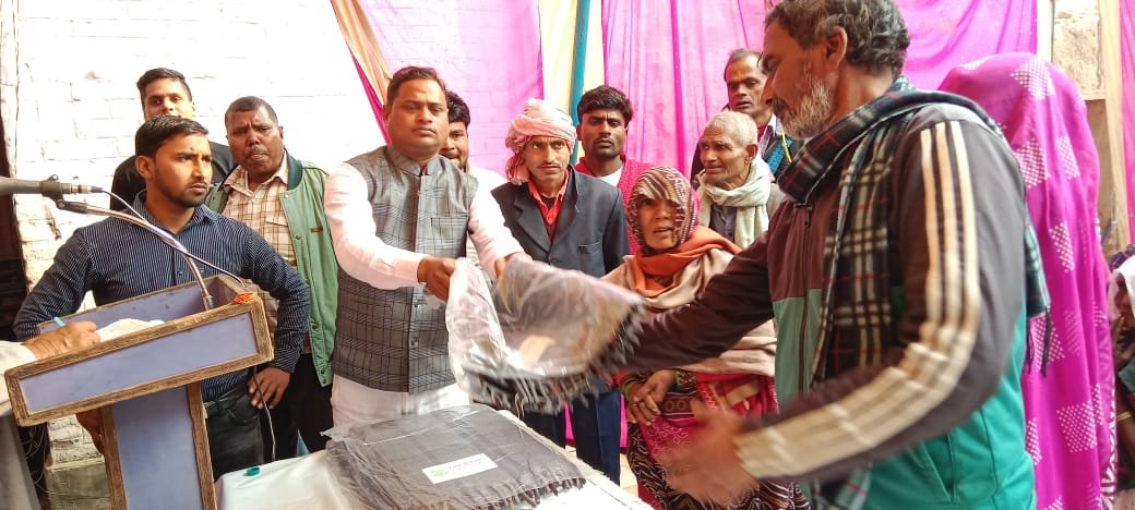 Raibareli-गरीब व असहाय लोगों को बांटे गए कंबल