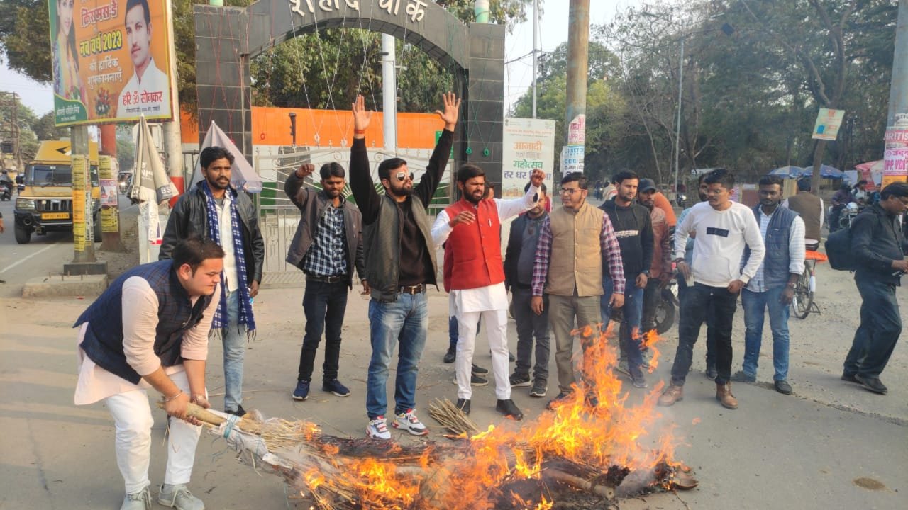 Raibareli-युवा मोर्चा के नेतृत्व में अमर्यादित टिप्पणी करने पर फूका गया स्वामी प्रसाद मौर्य का पुतला*