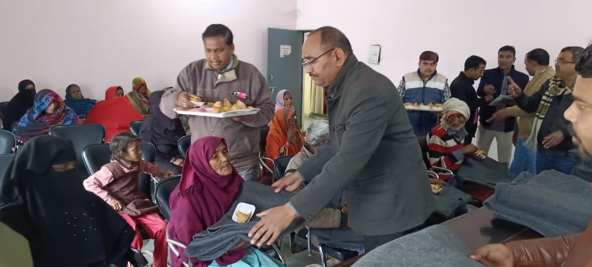 Raibareli-अधिशाषी अधिकारी ने गरीबों को  कंबल बांटा