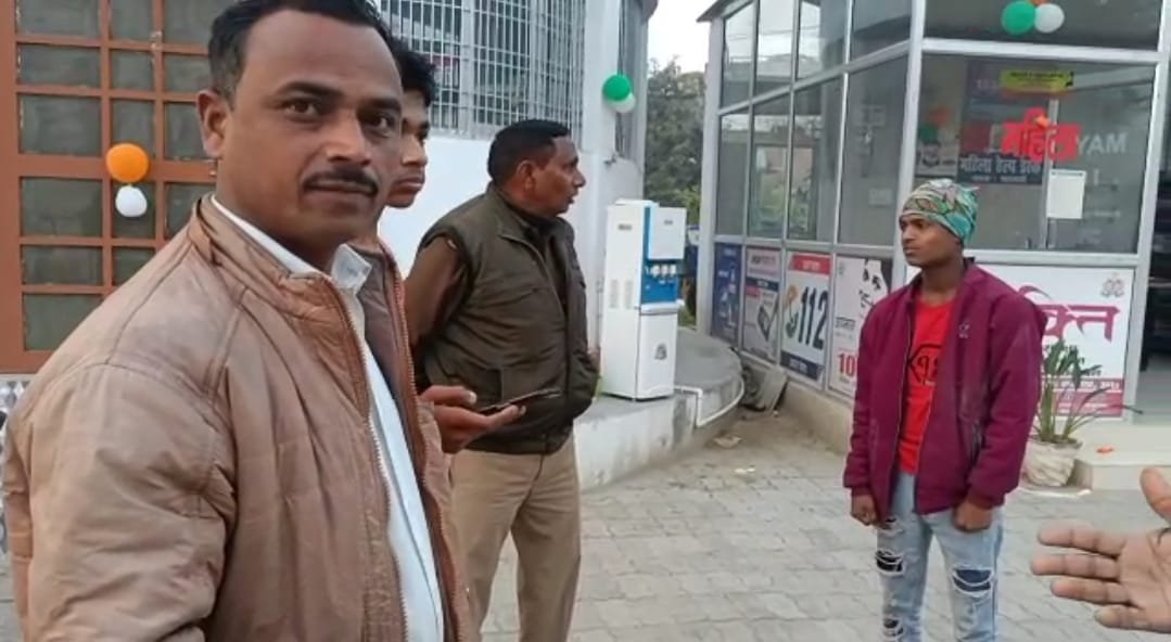 रायबरेली-मोबाइल चोर को पकड़कर किया गया पुलिस के हवाले