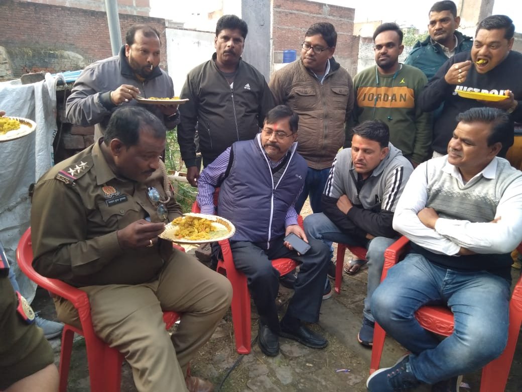 Raibareli-व्यापार मंडल द्वारा समरसता भोज का किया गया आयोजन