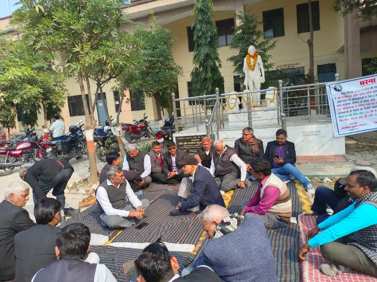 रायबरेली-मांगो को लेकर अधिवक्ताओं ने किया शांति पूर्ण प्रदर्शन