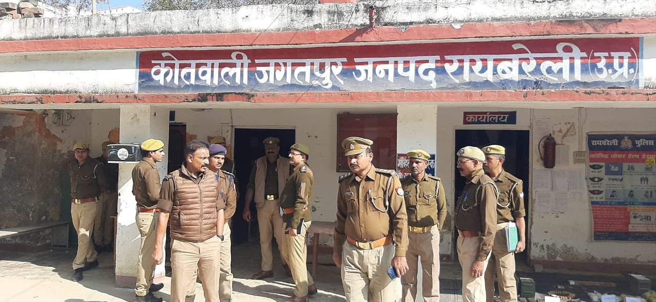 Raibareli-एसपी ने किया कोतवाली का औचक निरीक्षण