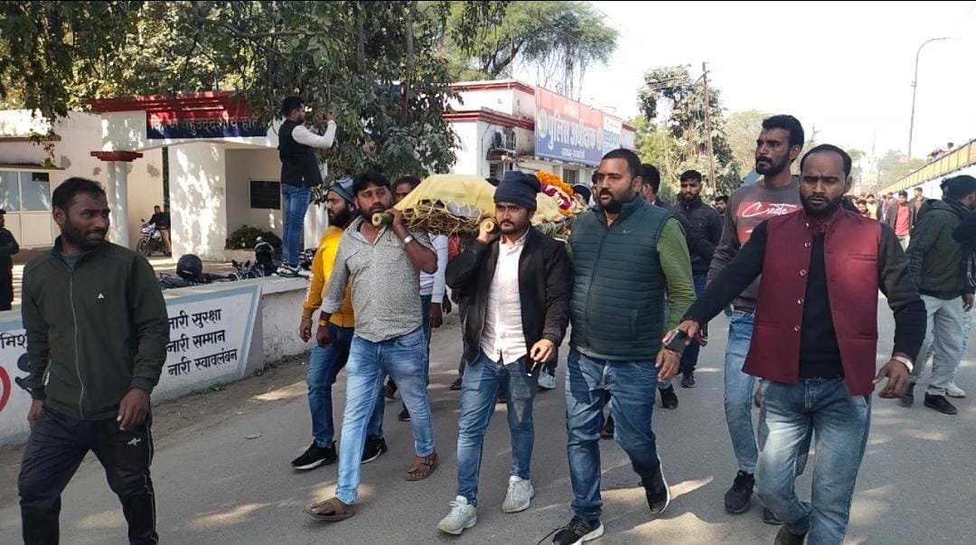 रायबरेली-अभय सिंह हत्या कांड में मामा समेत 4 पर दर्ज हुआ मुकदमा, गिरफ्तारी को लेकर परिजनो ने किया प्रदर्शन