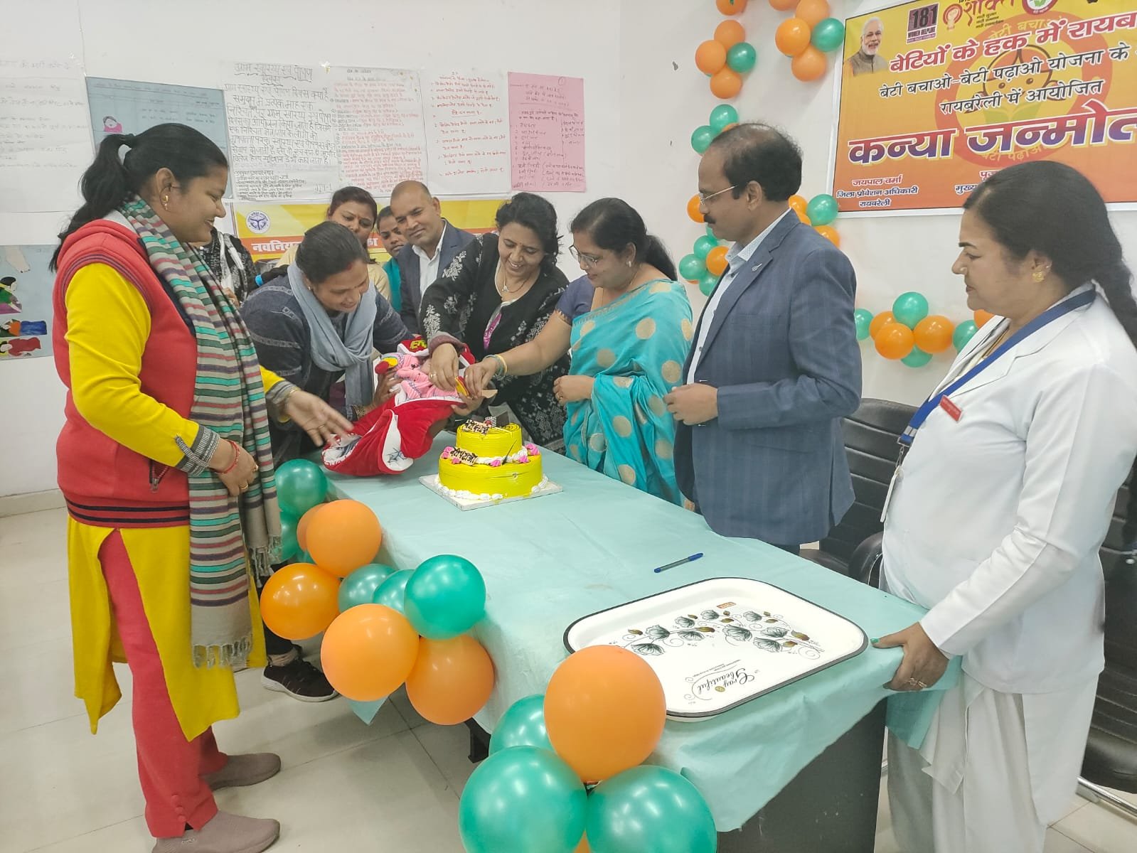 Raibareli-जिला महिला अस्पताल में केक काटकर मनाया गया कन्या जन्मोत्सव