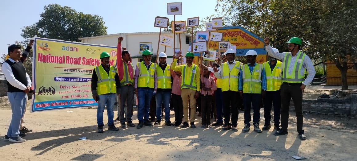 Raibareli-ग्रामीणों व राहगीरों को सड़क सुरक्षा की दी गई जानकारी 