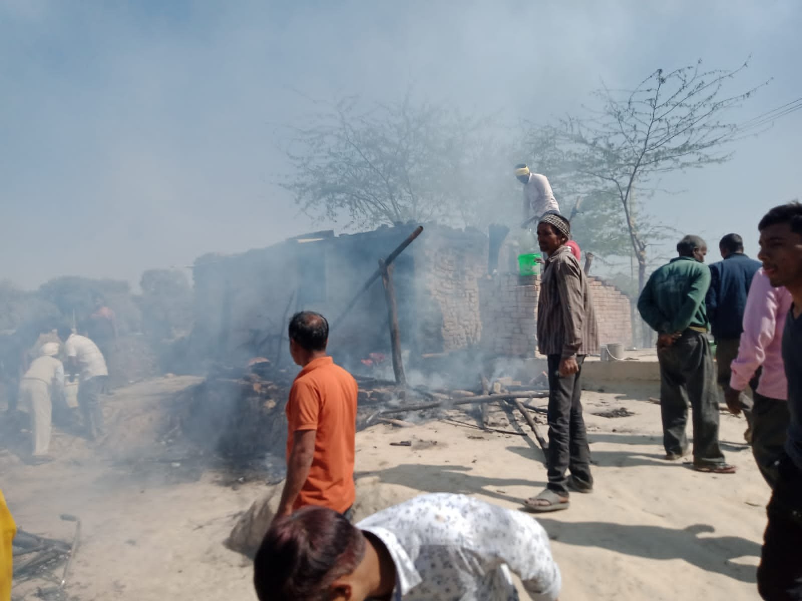 रायबरेली-अचानक आग लगने लाखों की क्षति,,,,