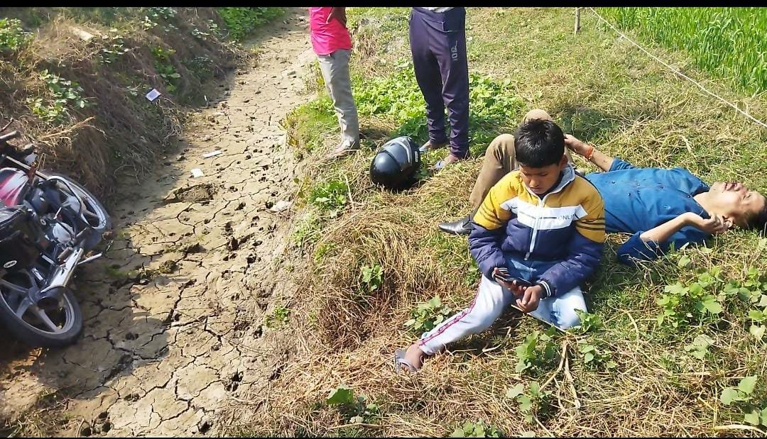 Raibareli-तेज रफ्तार बाइक अनियंत्रित होकर सड़क के किनारे खाई में गिरी