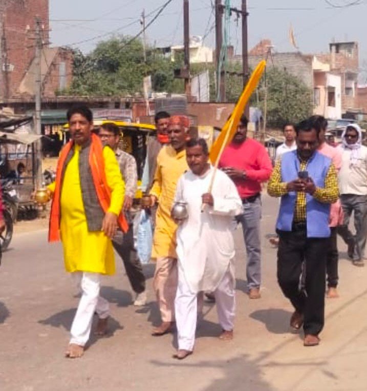 Raibareli-पुलिस प्रशासन के साए में शिव भक्तों ने जलाभिषेक किया।