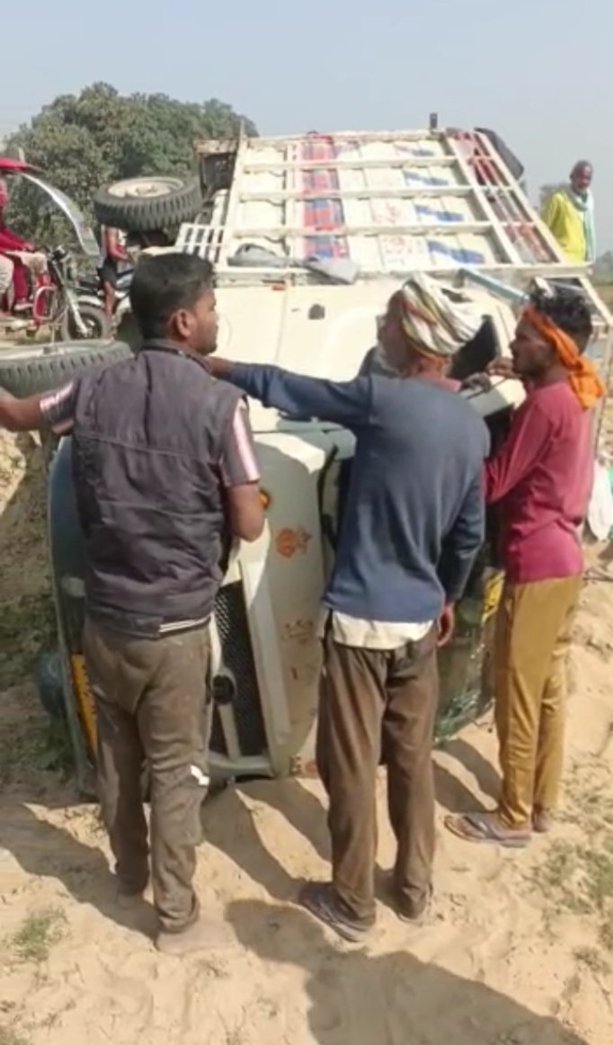 Raibareli-आलू खोदने जा रहे मजदूरों की पिकप पलटी जिसमें एक महिला की मौत दर्जनों  लोग घायल