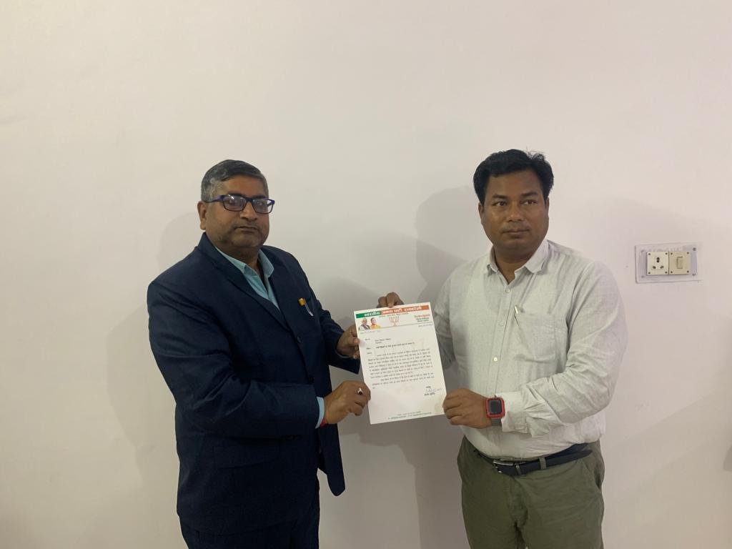 Raibareli-तदर्थ शिक्षकों के बकाया भुगतान को लेकर जिला विद्यालय निरीक्षक को सौंपा ज्ञापन