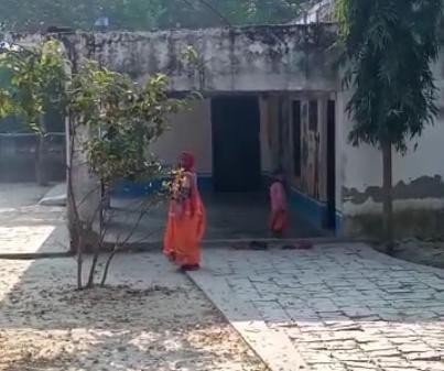 रायबरेली-तालीम के लिए स्कूल गए नौनिहाल निभा रहे सफाई की जिम्मेदारी,,,,,,