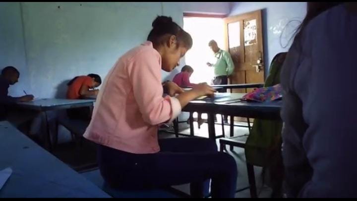 रायबरेली- पराग महाविद्यालय में चल रही बोर्ड परीक्षा में खुलेआम नकल करवाते  हुए का वीडियो वायरल,,,,
