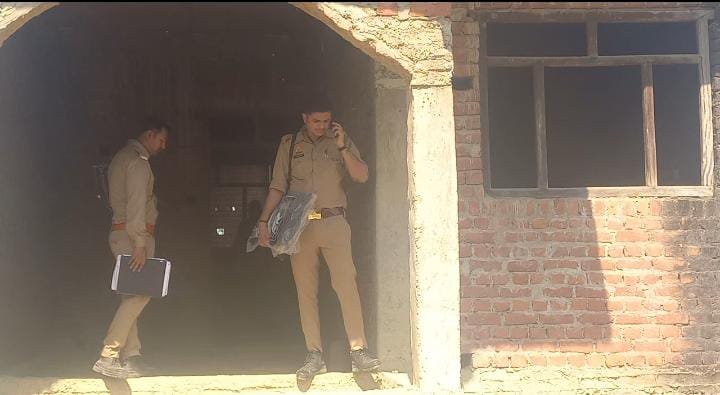 रायबरेली- बी एन मौर्य के घर के पीछे एक निर्माणाधीन घर के अंदर मिला युवक का शव, हड़कंप 