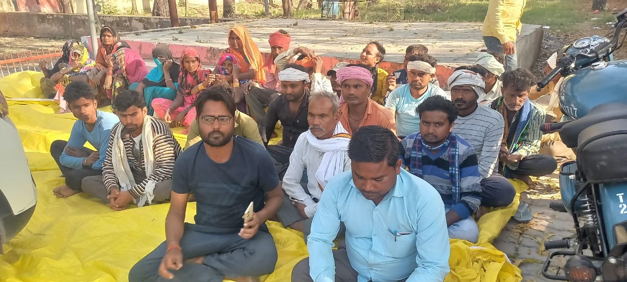 रायबरेली-गौ सेवकों का भुगतान ना होने से विकास खंड कार्यालय परिसर पर बैठे धरने पर,,,