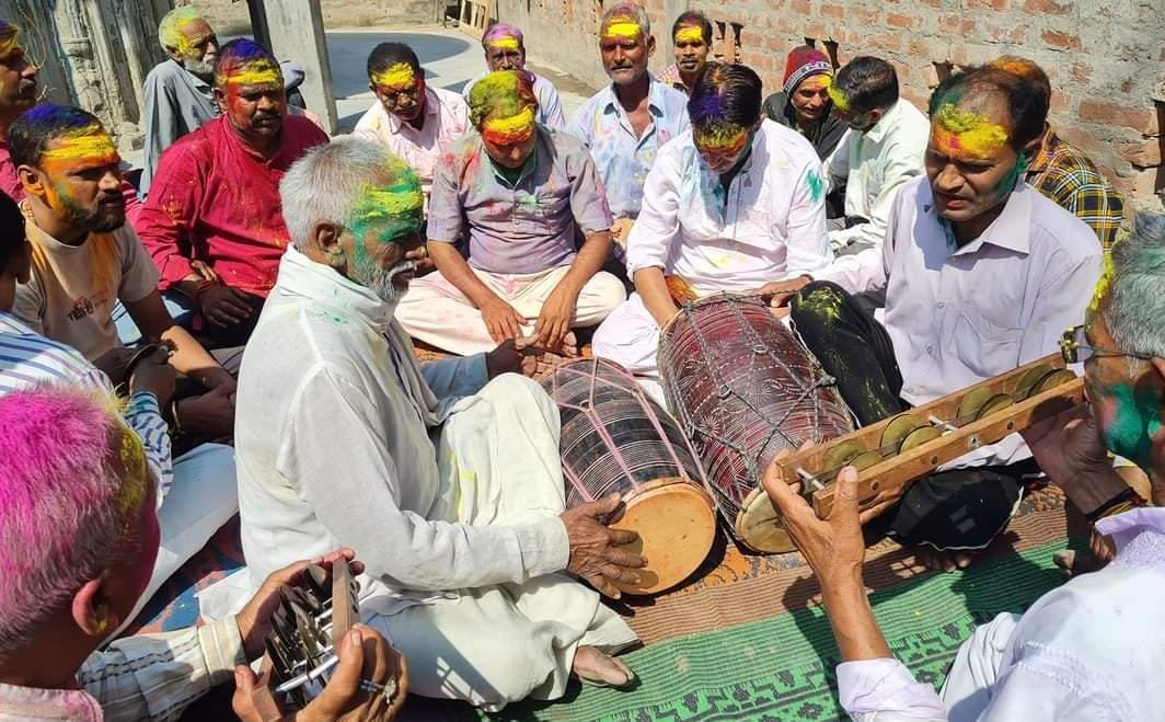 रायबरेली-हर्षोल्लास से मनाई गई होली जमकर उड़े रंग और गुलाल