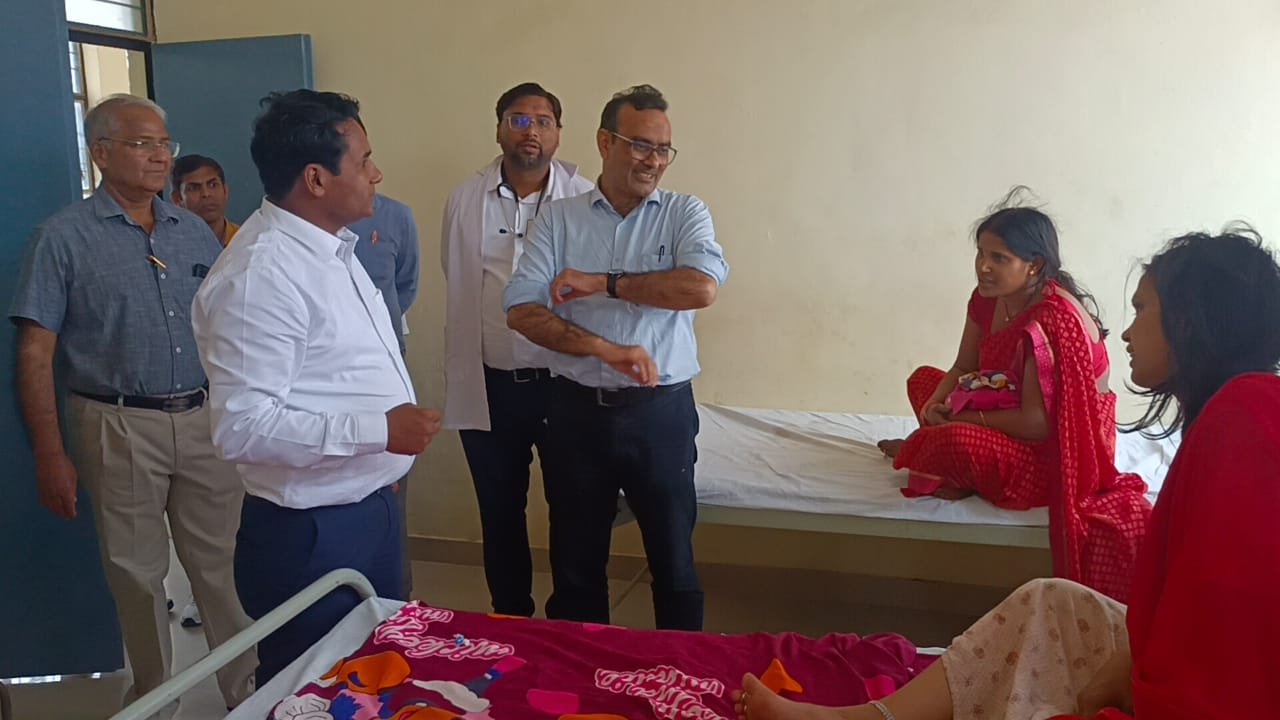 Raibareli-बाहर से आए डॉक्टरों की टीम ने कायाकल्प के तहत अस्पताल का किया निरीक्ष