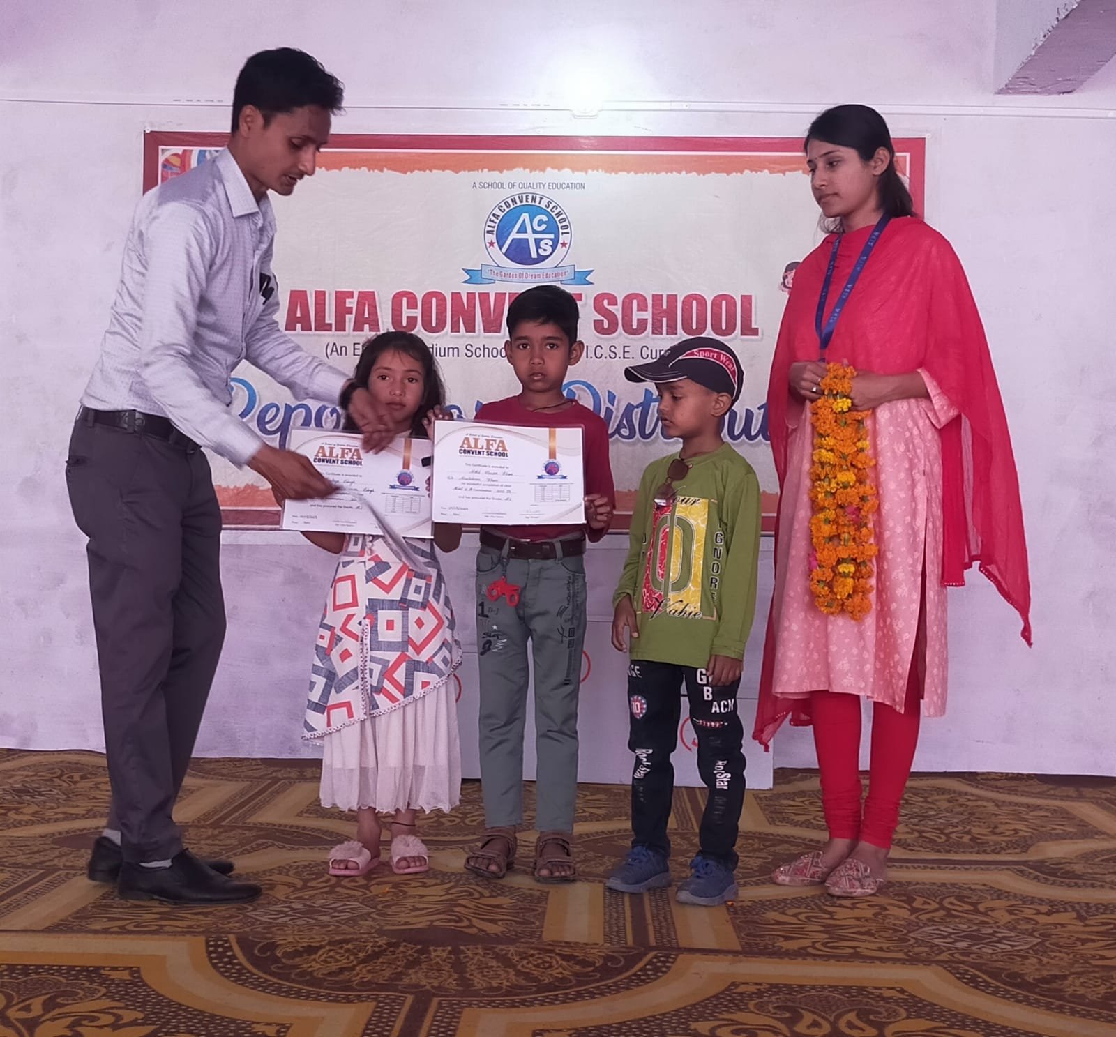 Raibareli-अल्फा कान्वेंट स्कूल में बच्चों को परीक्षा फल वितरण कार्यक्रम संपन्न हुआ ।