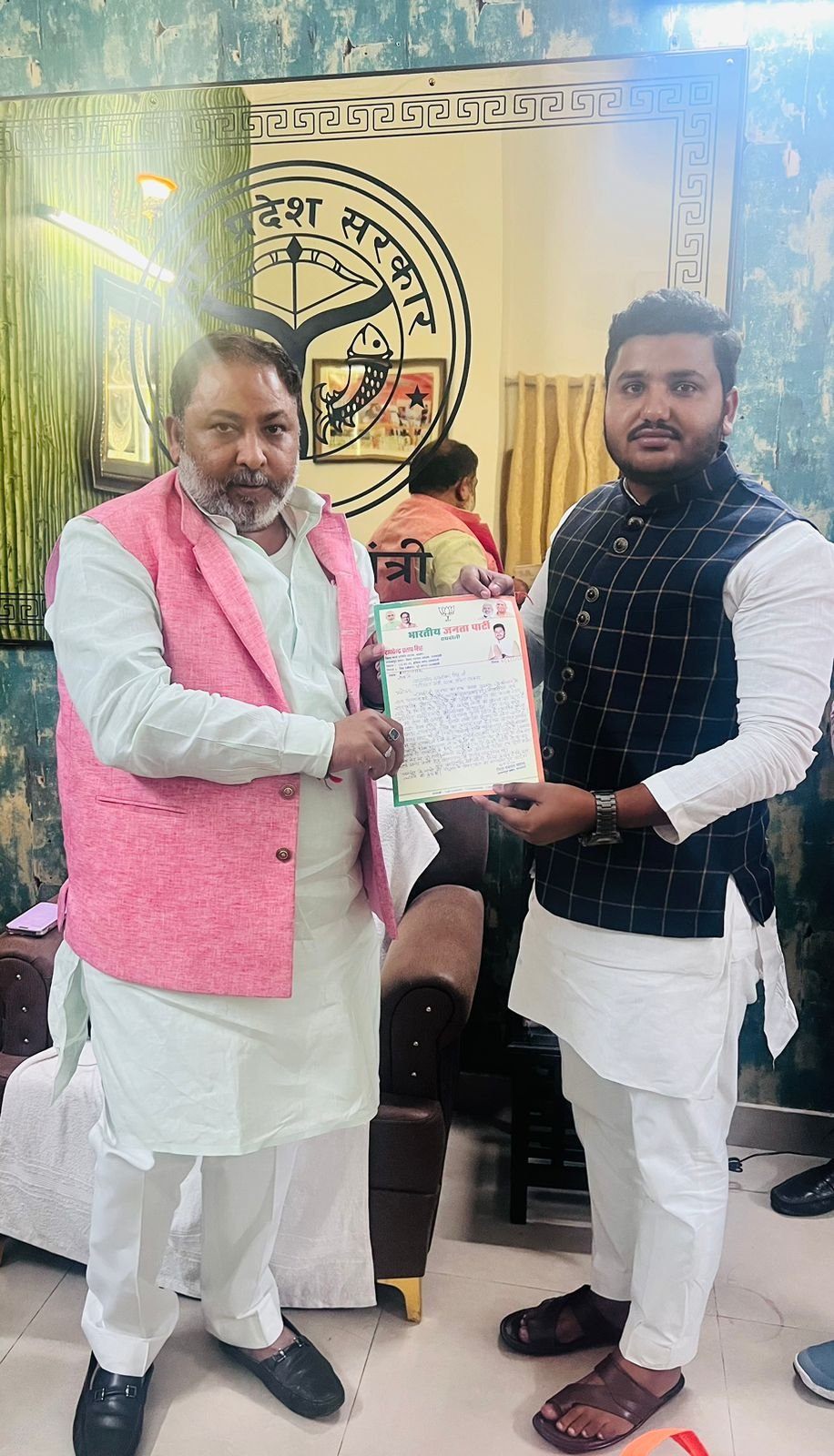 Raibareli-युवा मोर्चा उपाध्यक्ष राघवेन्द्र सिंह ने डलमऊ से रायबरेली मार्ग हेतु बस चलाने के लिये सौंपा ज्ञापन  -