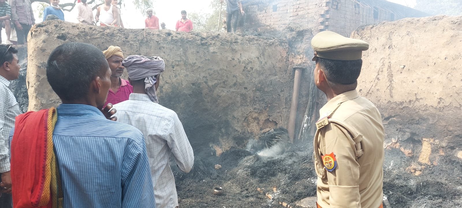 Raibareli-चूल्हे से निकली चिंगारी से तीन आशियाने जलकर हुए राख