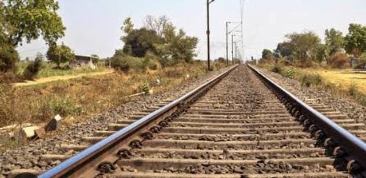 रायबरेली-मालगाड़ी की चपेट में आने से एक अधेड़ के दोनों पैर कटे