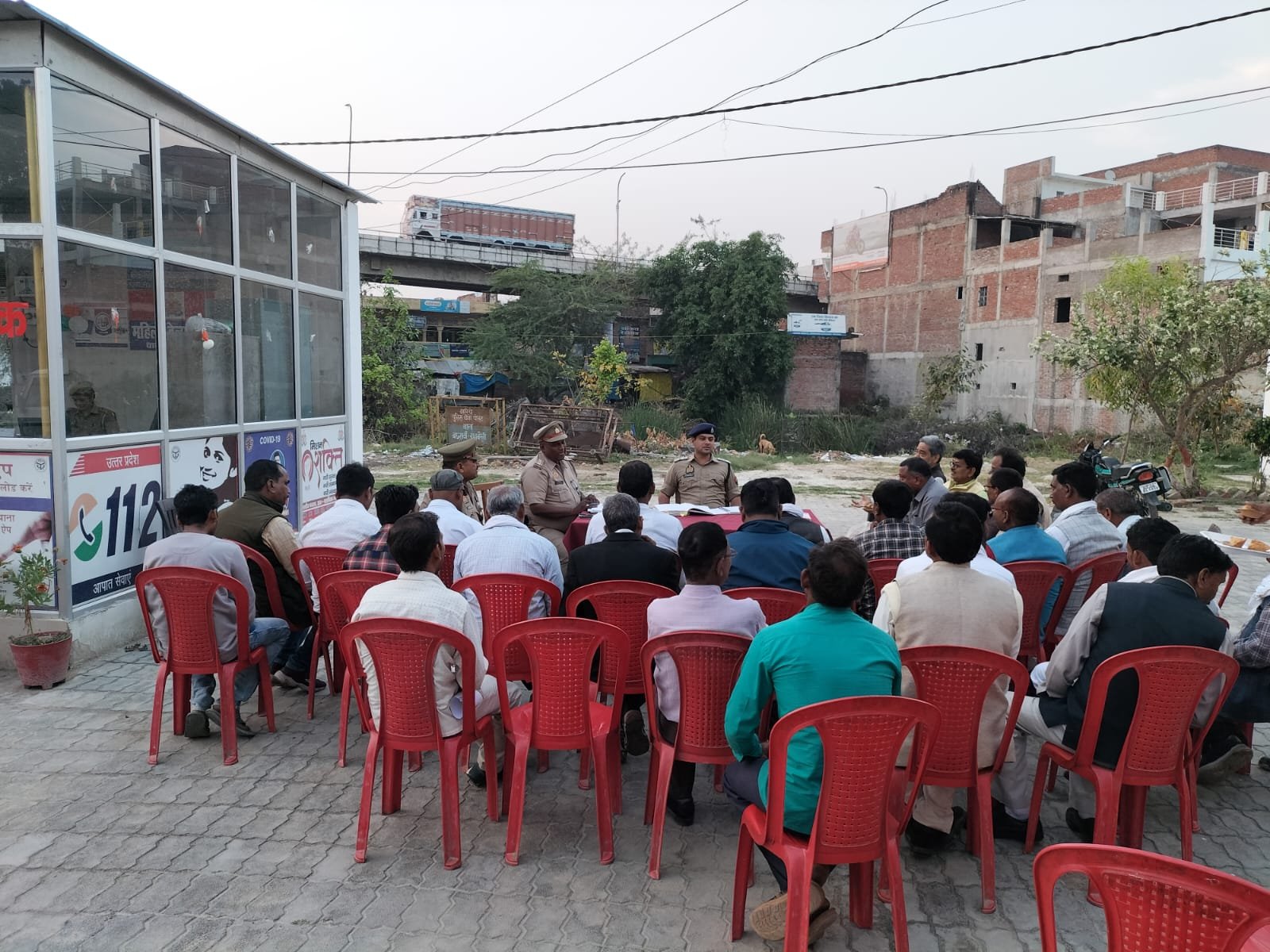 Raibareli-त्योहारों के मद्देनज़र पुलिस ने चलाया सघन चेकिंग अभियान थाने व हुयी पीस कमेटी की बैठक 