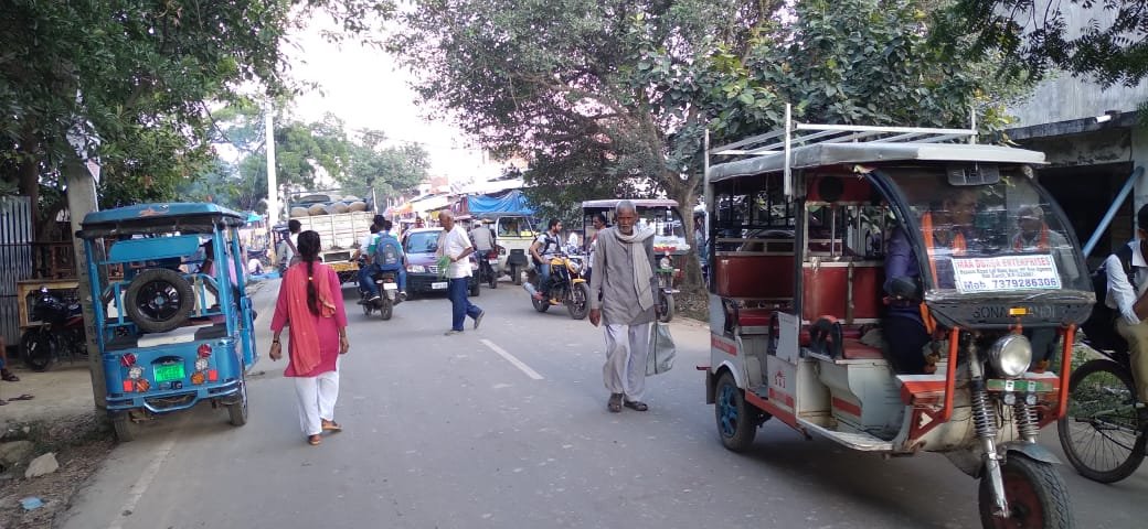 Raibareli-राहगीरों के लिए परेशानी का सबब बन रहे सड़क किनारे आड़े-तिरछे बेतरतीब ढंग से खड़े वाहन*