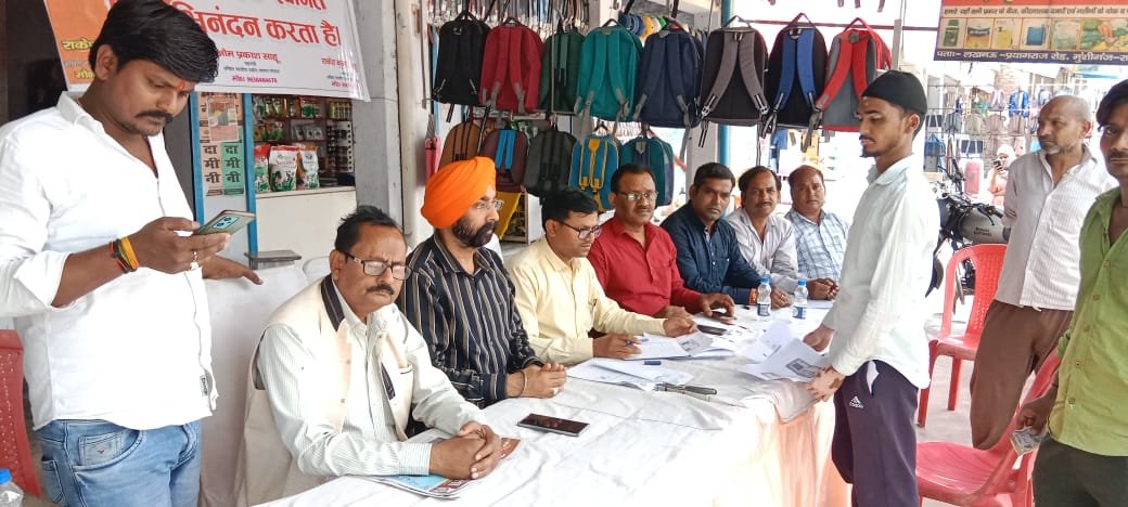 Raibareli-व्यापार मंड़ल के पदाधिकारियों द्वारा कैम्प लगाकर बनवाये गये लाइसेंस