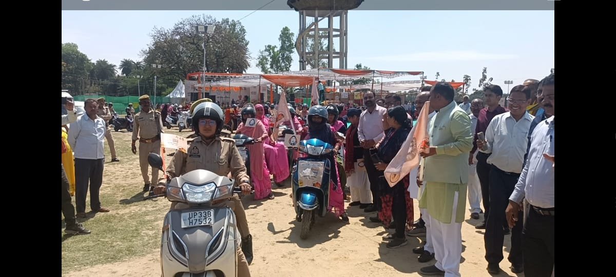 Raibareli-महिला एवं बाल विकास पुष्टाहार के कार्यक्रम में विधायक ने हरी झंडी दिखाकर स्कूटी सवार महिलाओं को रवाना किया।