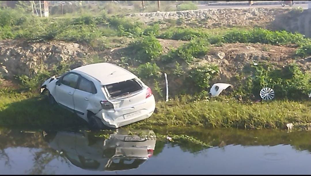 Raibareli-तेज रफ्तार कार अनियंत्रित होकर नहर में गिरी बाल बाल बचे कार सवार* 