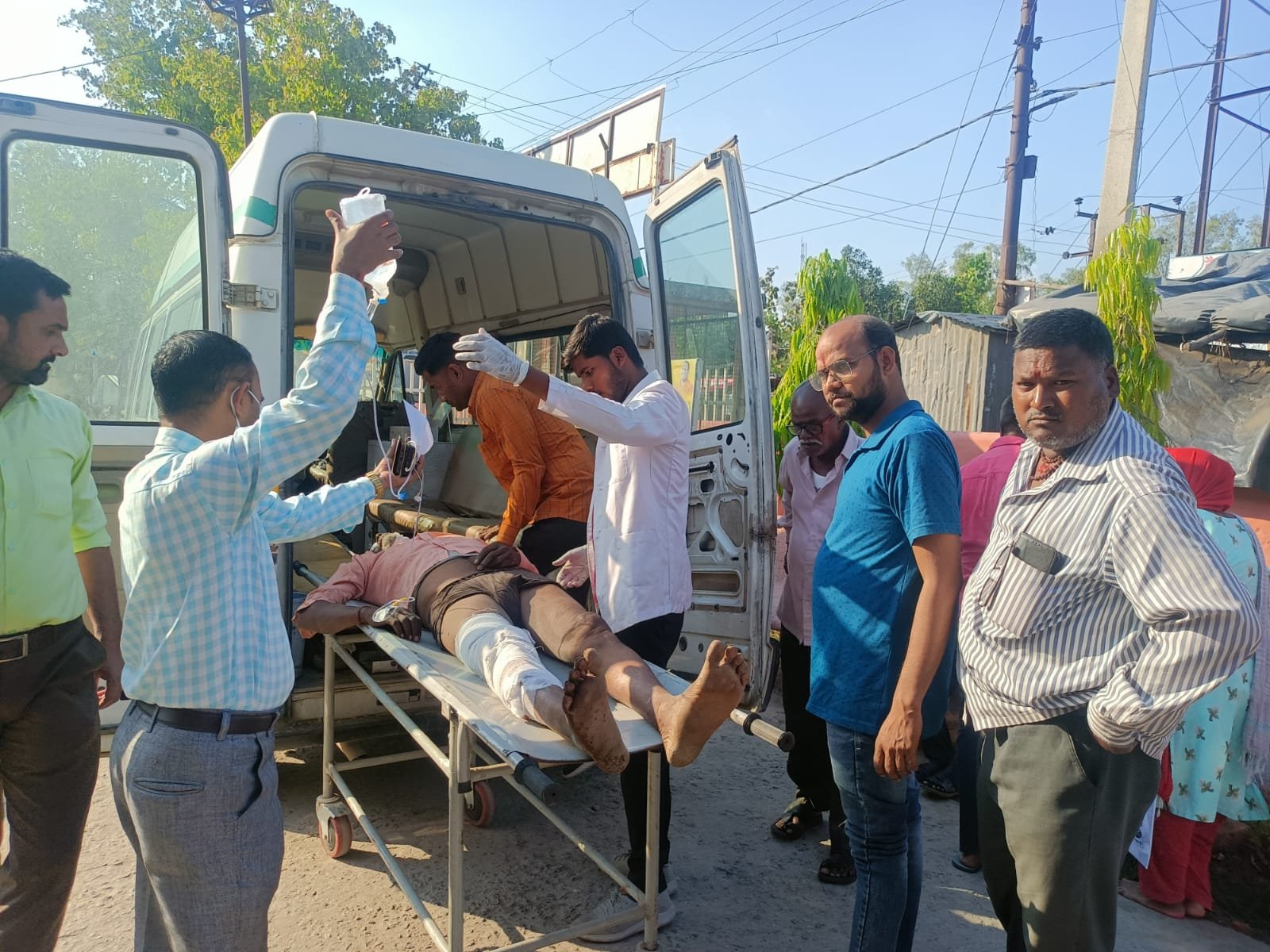 Raibareli-दो बाइकों की टक्कर में महिला सहित तीन घायल एक की हालत गंभीर 