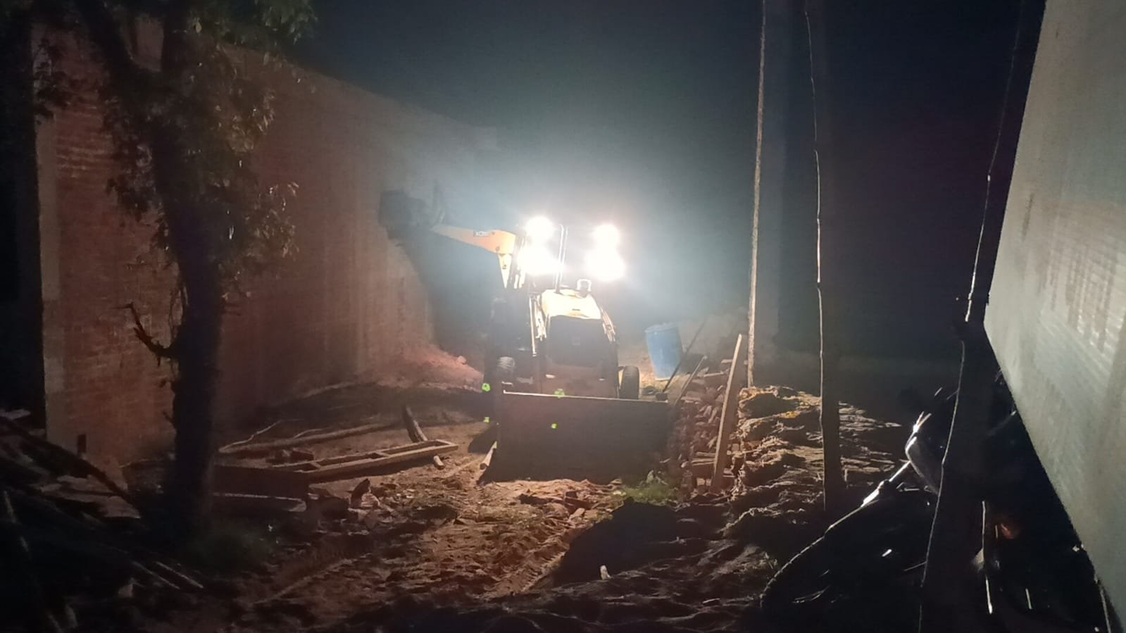 Raibareli-अवैध निर्माण को ढहाने पहुंचे एस डी एम ने क्षेत्राधिकारी से गुफ्तगू होने के बाद मकान के ध्वस्ती करण का कार्य रोका।