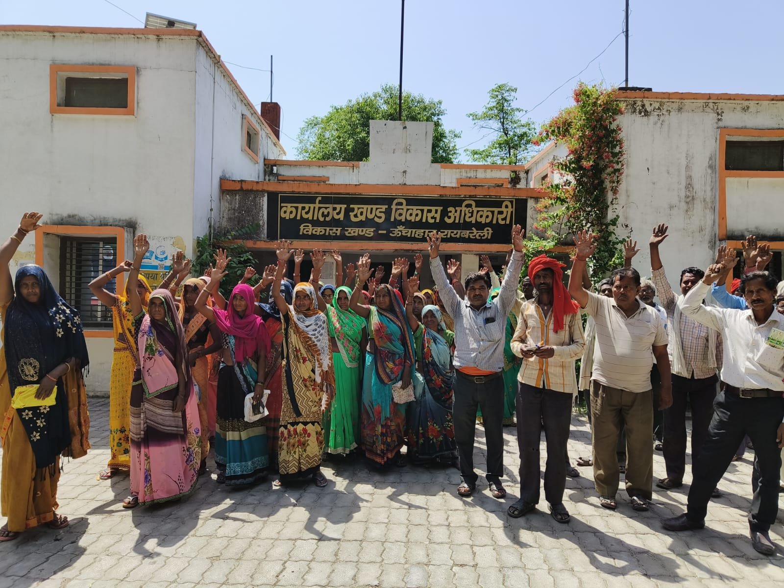 रायबरेली- श्रमिकों ने रोजगार सेवक पर लगाया धांधली का आरोप,ब्लाक परिसर पर जमकर काटा हंगामा,,