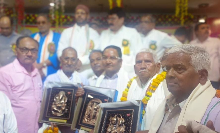 Raibareli-भव्य समारोह में हुआ सेवानिवृत्त शिक्षकों का सम्मान*