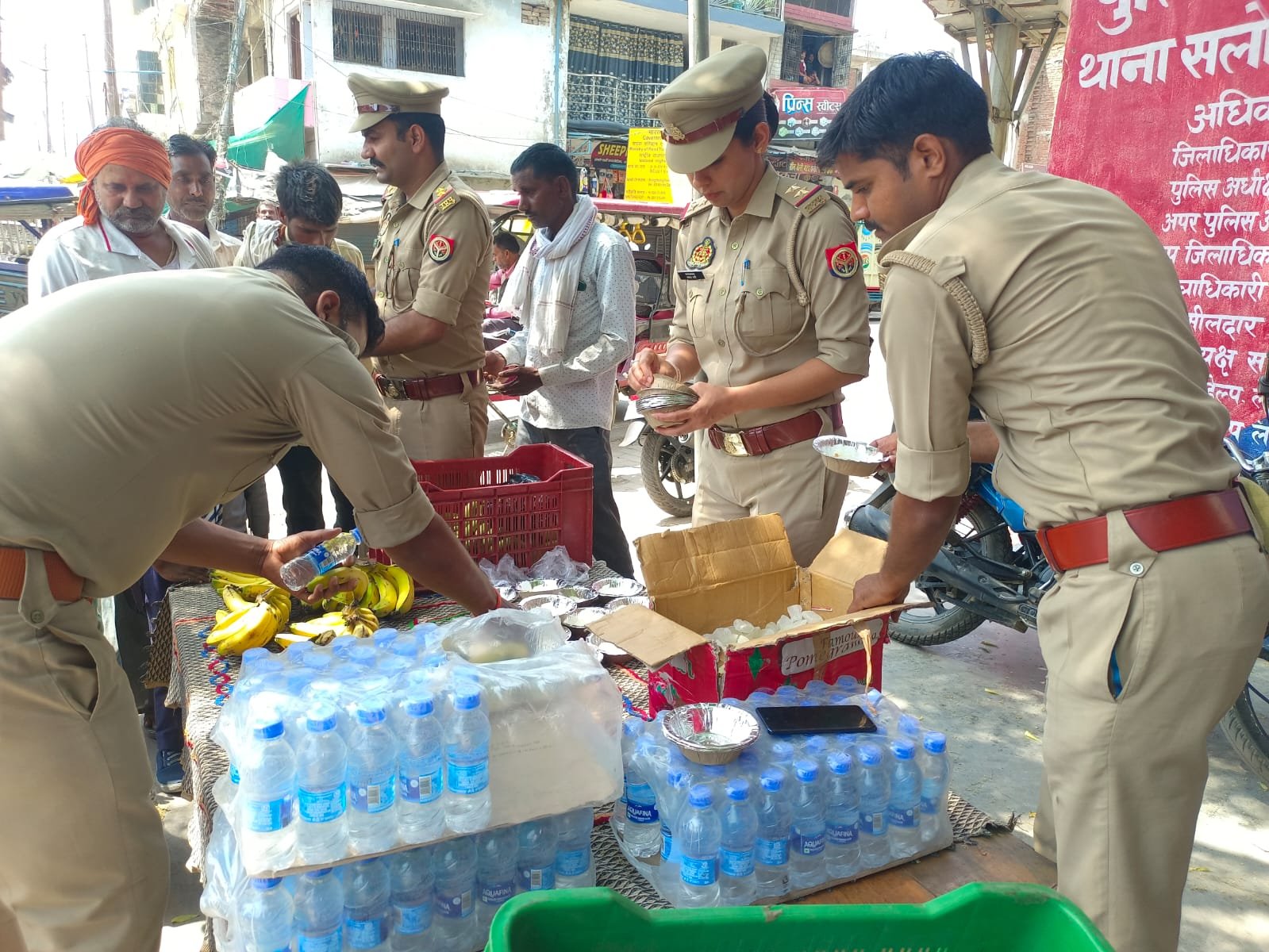 Raibareli-तपती धूप में पुलिस द्वारा राहगीरों को फल व पानी की बोतल वितरित की गई।