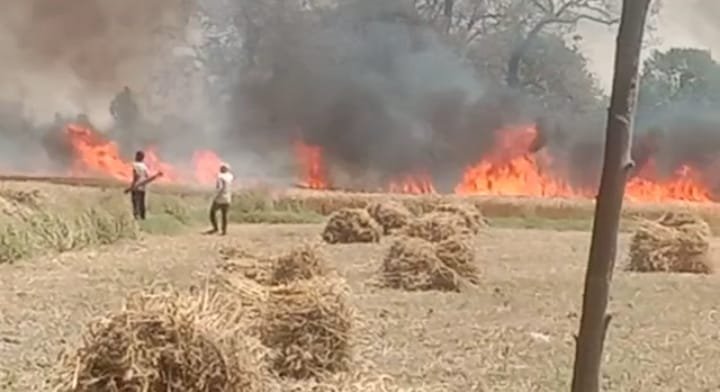 Raibareli-ट्रांसफार्मर से निकली चिंगारी ने मचायी तबाही,साढ़े पांच बीघे गेहूं की फसल जलकर हुई राख*
