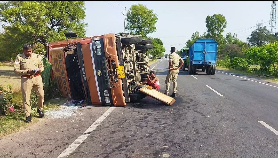 Raibareli-शराब से लदा तेज रफ्तार अनियंत्रित ट्रक सड़क पर पलटा ड्राइवर चोटिल