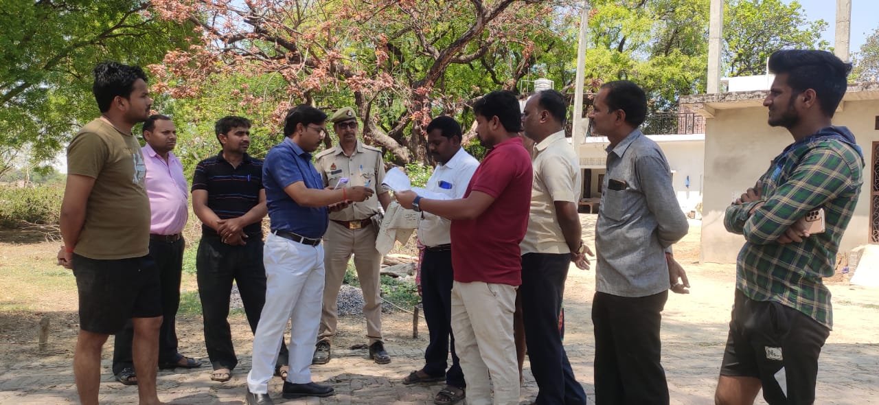 रायबरेली-तहसीलदार ने राजस्व टीम के साथ दौलतपुर गांव पहुंचकर ग्राम सभा की भूमि पर बने  माकानों का किया निरीक्षण,,,,