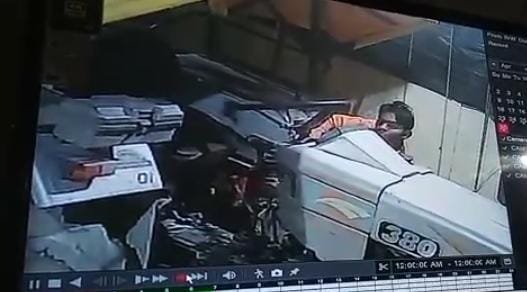 रायबरेली- ट्रैक्टर की बैट्री चोरी करते हुए चोर सीसीटीवी में हुआ कैद,,,,?