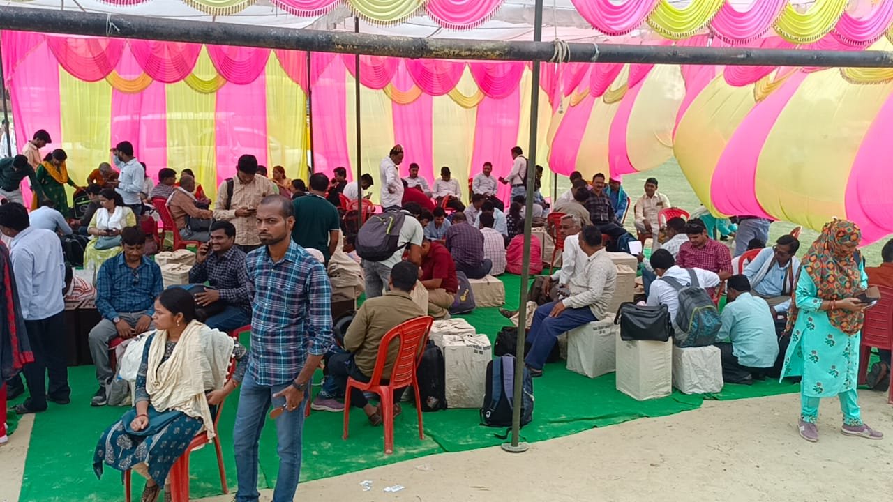 Raibareli-मिनी स्टेडियम सलोन से नगर पंचायत चुनाव के लिए पोलिंग पार्टियां रवाना हुई।