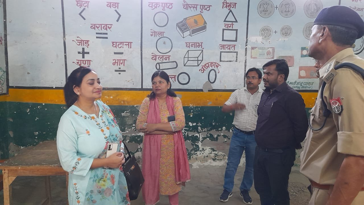 रायबरेली-प्रेक्षक कंचन वर्मा ने पोलिंग बूथों का निरीक्षण कर व्यवस्थाओं का लिया जायजा