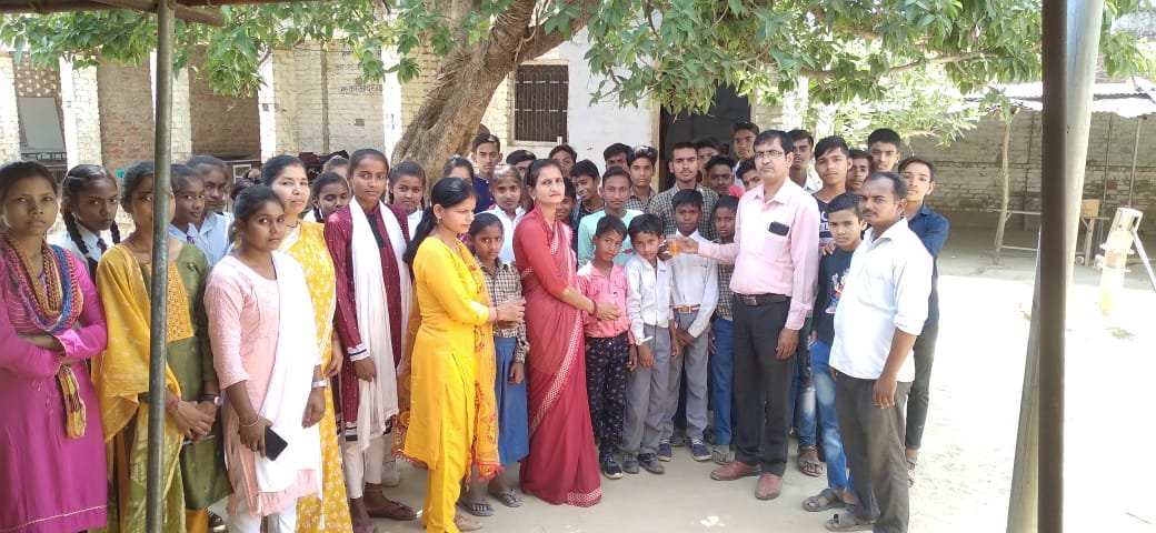 Raibareli-आदर्श विद्यालय के संस्थापक की पुण्य तिथि पर ठंडा शर्बत पिलाकर सत्र का किया गया समापन*